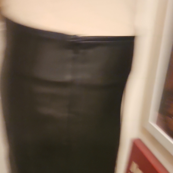 Chic Asymmetrical Black Pu Skirt with Red Accent - Picture 4 of 7